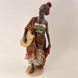 Dunkle Frau mit Korp unterm Arm für 30 cm Figuren