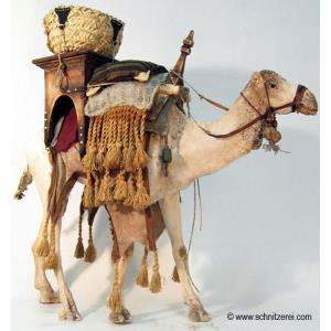Kamel stehend bepackt