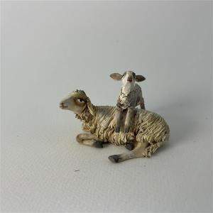 Schaf liegend mit Lann auf Rücken für 13 cm Figuren