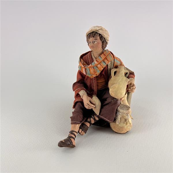 Kind sitzend mit Vasen für 30 cm Figuren - Ton (Terracotta) und Stoff 
